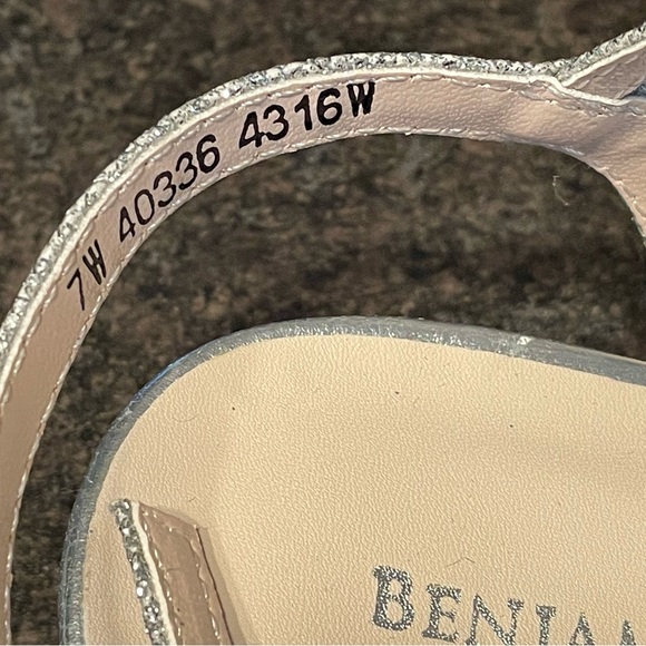 LIKE NEW! Size 7 Touch Ups by Benjamin Walk Lena Wedge Silver Sandals. - Picture 5 of 7